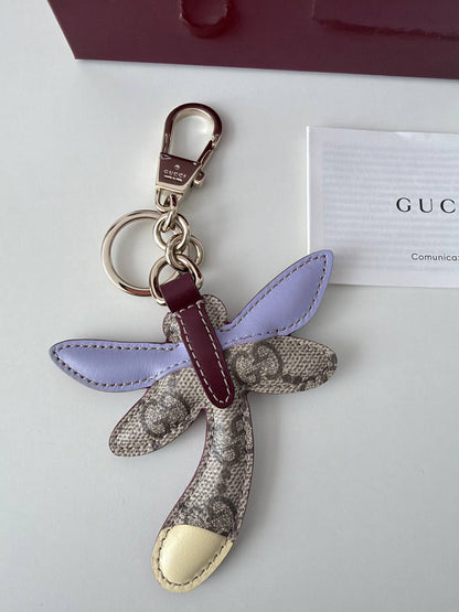 Llavero Gucci Dragonfly Bag Charm en Lona GG Supreme