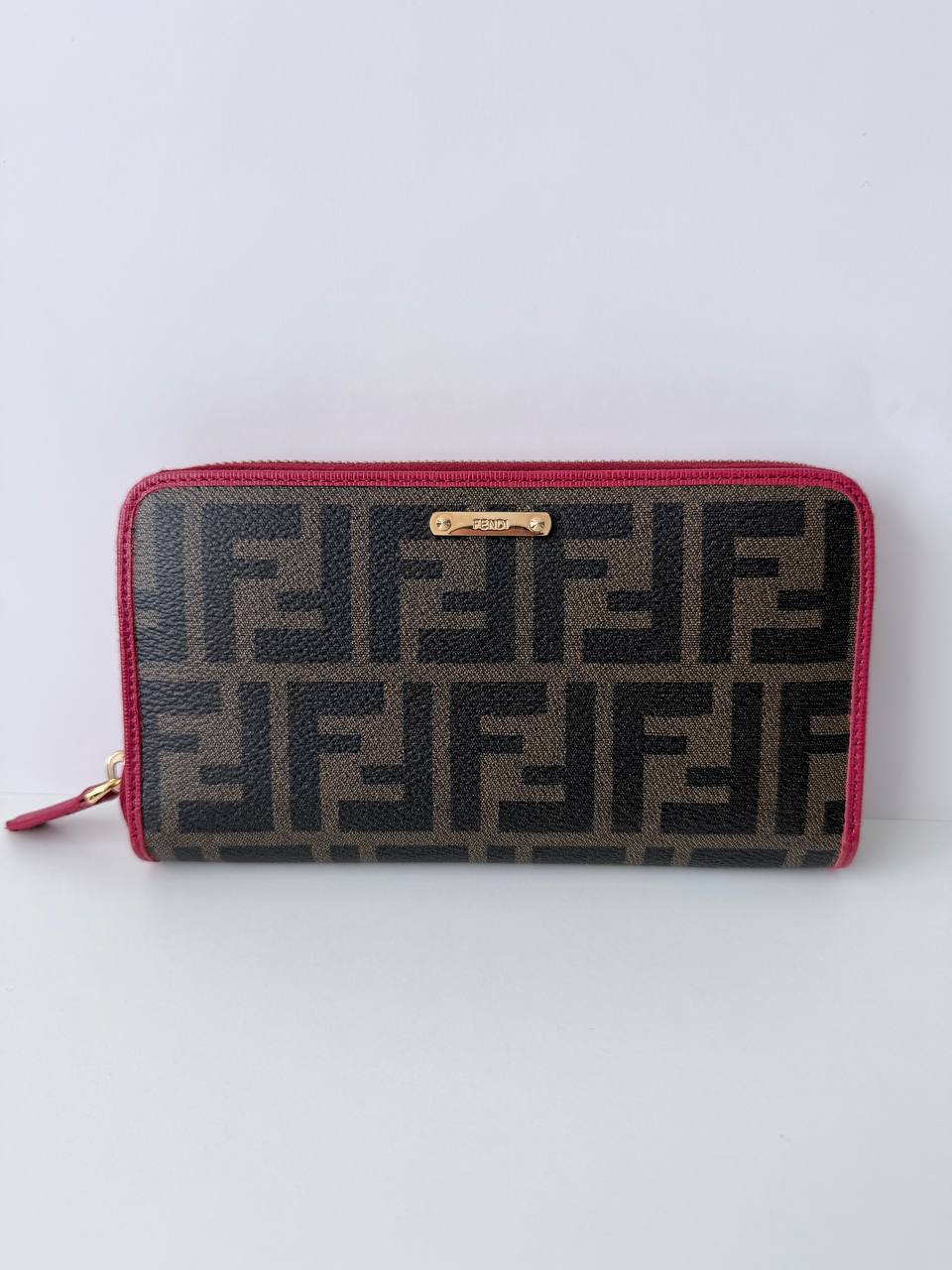 Billetera Larga Zip-Around Fendi Zucca Monogram con Ribete Fucsia
