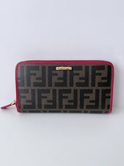Billetera Larga Zip-Around Fendi Zucca Monogram con Ribete Fucsia