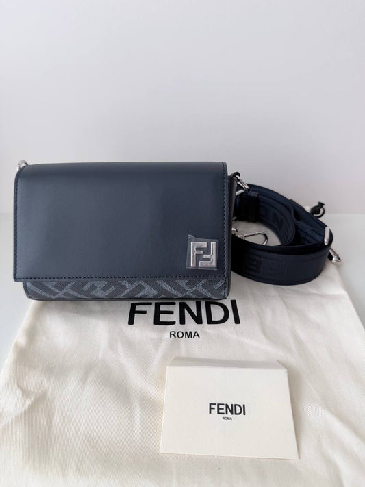 Bolso Bandolera Fendi FF Baguette Camera Case en Piel y Lona FF Azul Noche