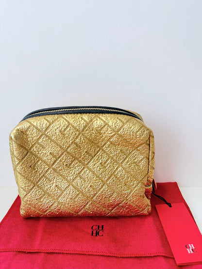 Cosmetiquera Carolina Herrera Insignia Pouch en Piel Metalizada Dorada