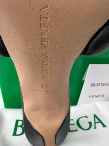 Sandalias de Tacón Bottega Veneta Padded Lido Mules en Piel Acolchada Negra Talla 39