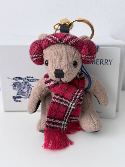 Charm de Bolso Burberry Thomas Bear Bag Charm en Cachemira Beige con Bufanda y Orejeras Tartán Rojo
