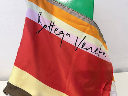 Pañuelo de Seda Bottega Veneta Striped Silk Scarf con Firma Caligráfica