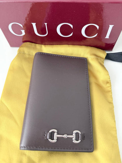 Portapasaporte Billetera Vertical Gucci Horsebit 1955 Passport Case en Piel Marrón Oscuro