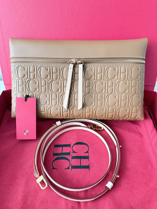 Carolina Herrera Initials Insignia Monogram en Piel Grabada Camel