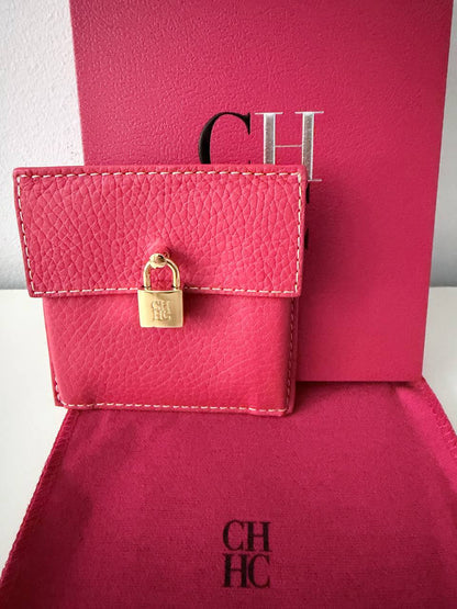 Monedero Compacto Carolina Herrera Lock Candado Insignia en Piel Granulada Fucsia