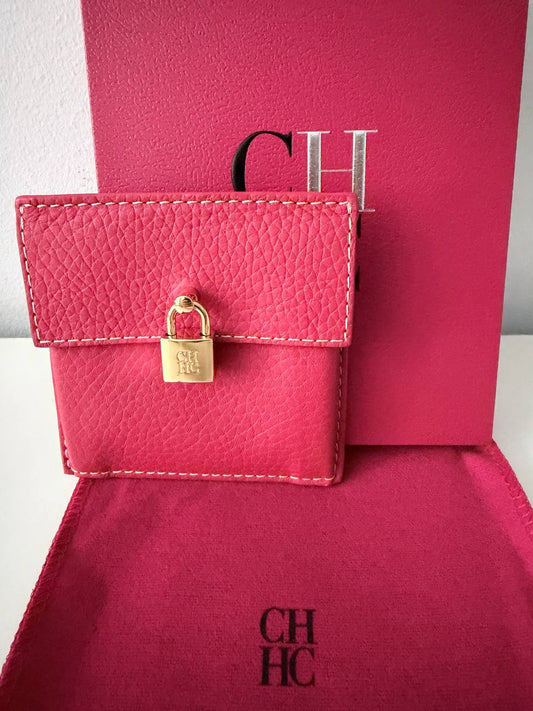 Monedero Compacto Carolina Herrera Lock Candado Insignia en Piel Granulada Fucsia