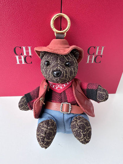 Charm de Bolso Carolina Herrera Cowboy Bear en Jacquard Monograma y Piel