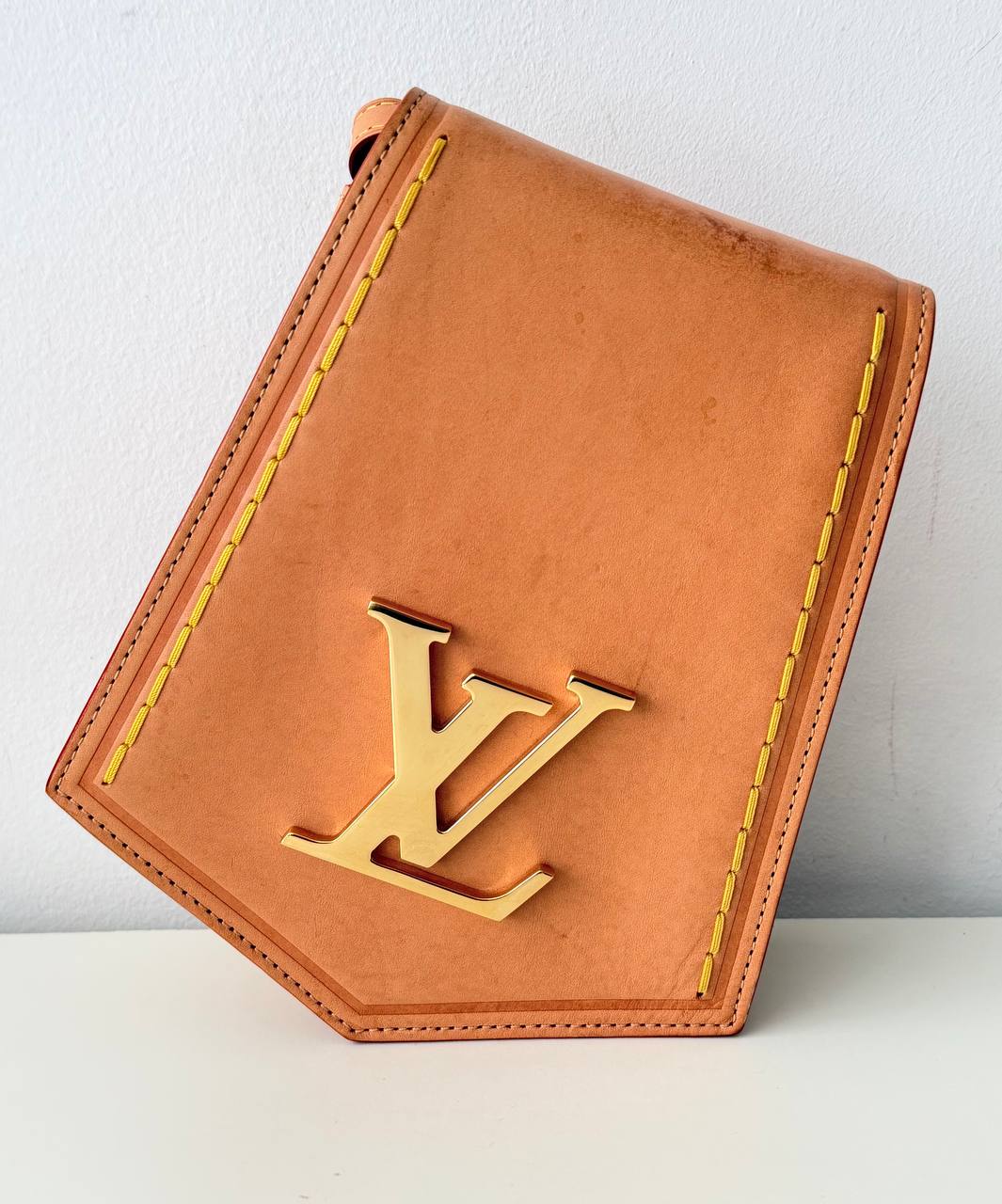 Crossbody Louis Vuitton Volta Fold Me Pouch en Piel Vachetta Natural