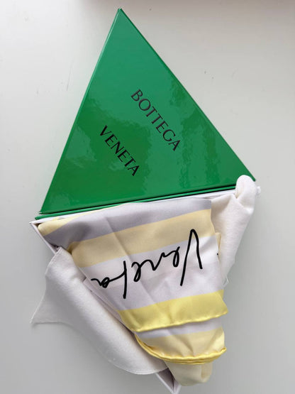 Foulard Bottega Veneta de Seda Rayado con Logotipo en Caja Triangular