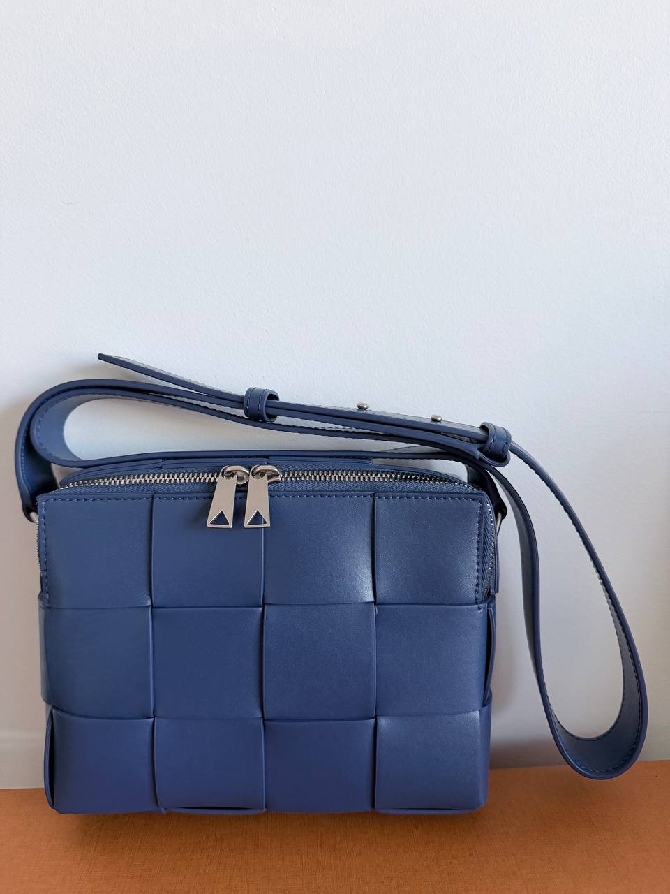 Bolso Bandolera Bottega Veneta Cassette Camera Bag en Piel Intreccio Azul