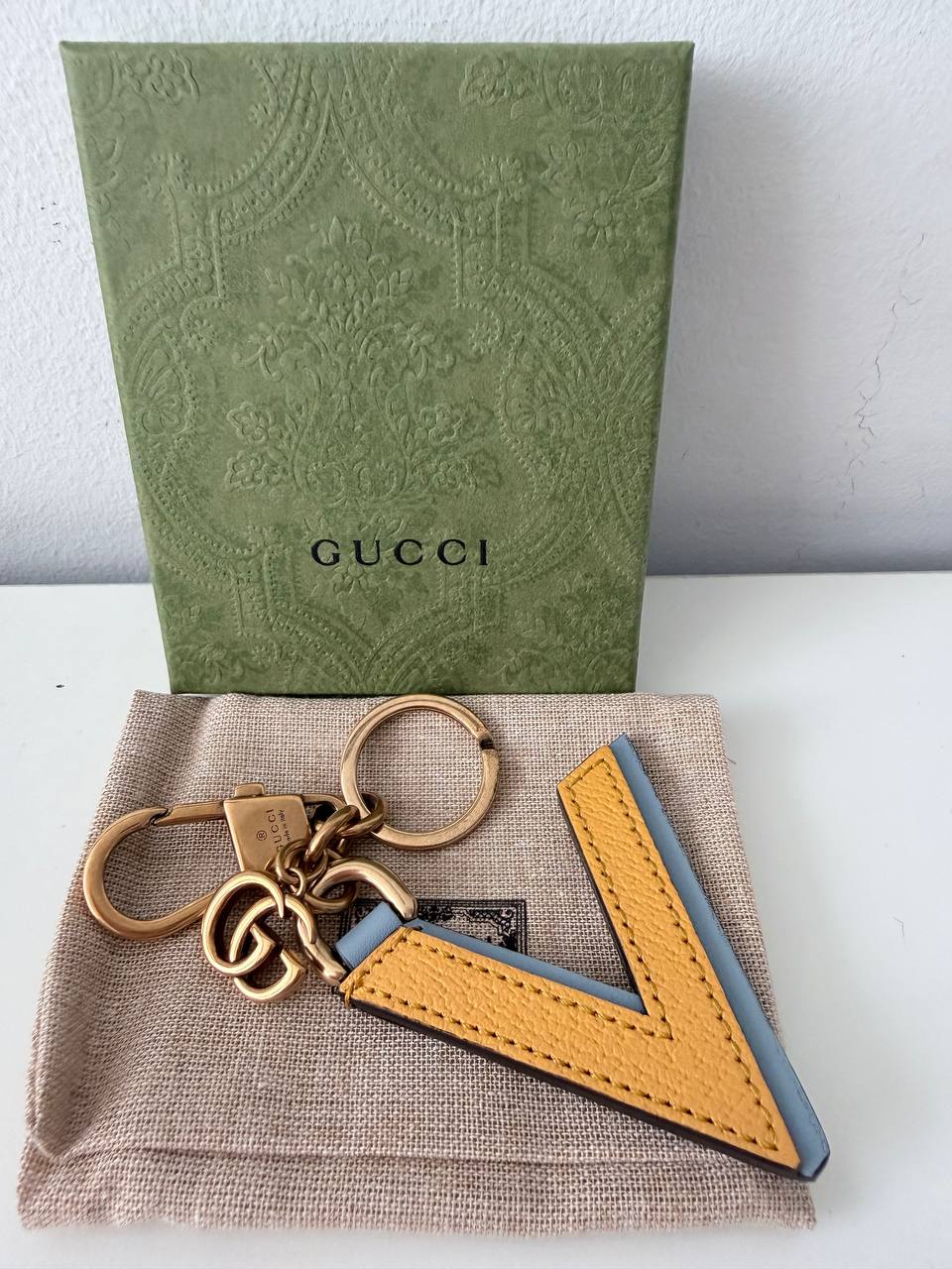 Llavero - Charm de Bolso Gucci con Inicial V en Piel Granulada Amarilla y Celeste