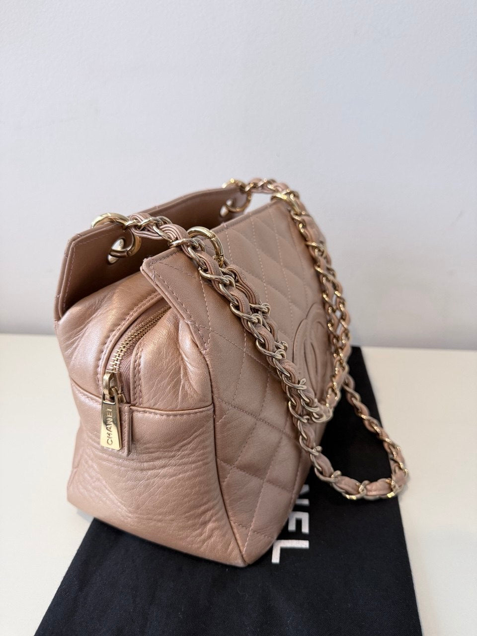 Petite Shopping Tote en piel beige con cadena dorada