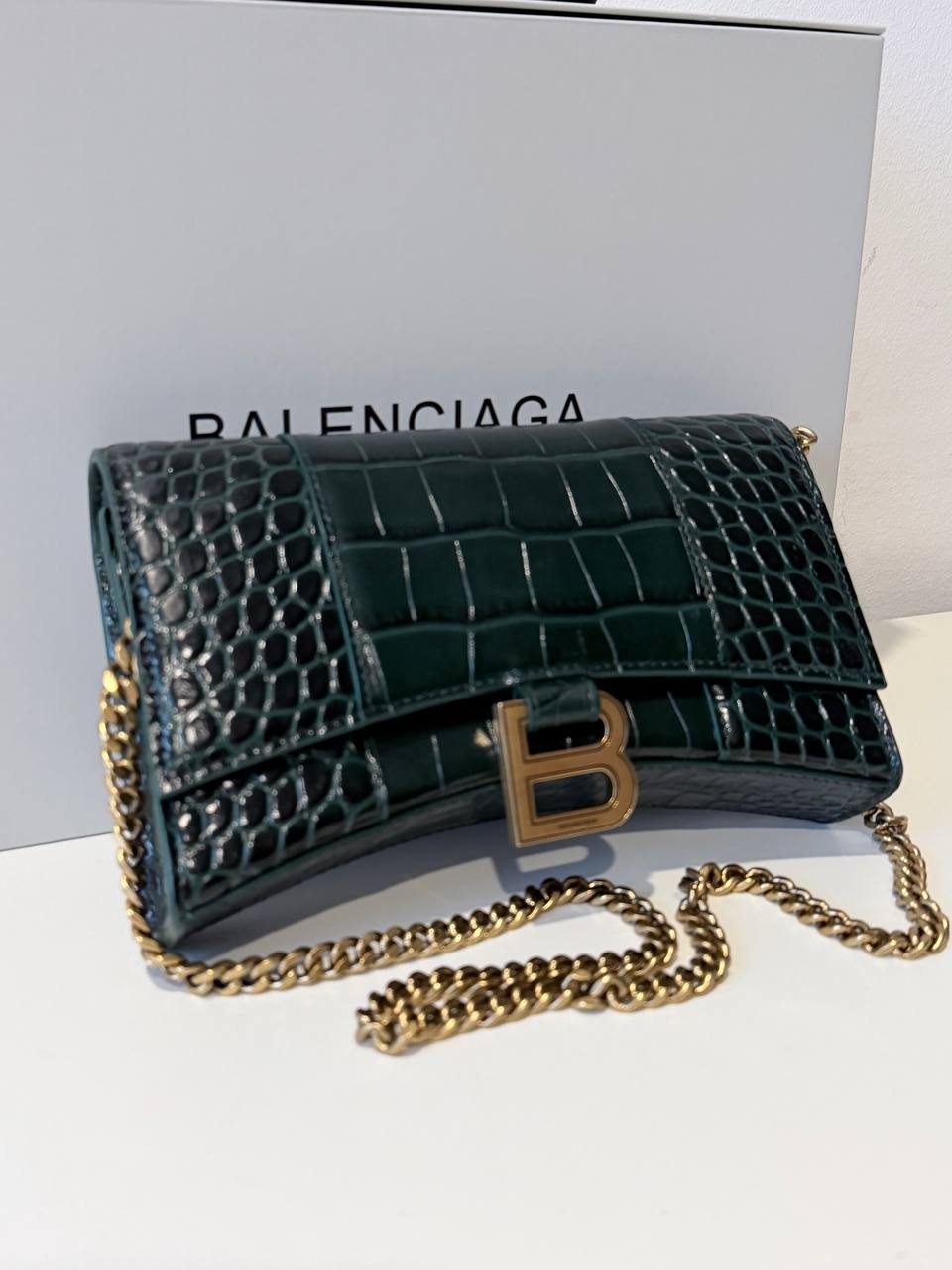 Hourglass Wallet on Chain – Croc-Embossed Green Leather (Pre-Loved)