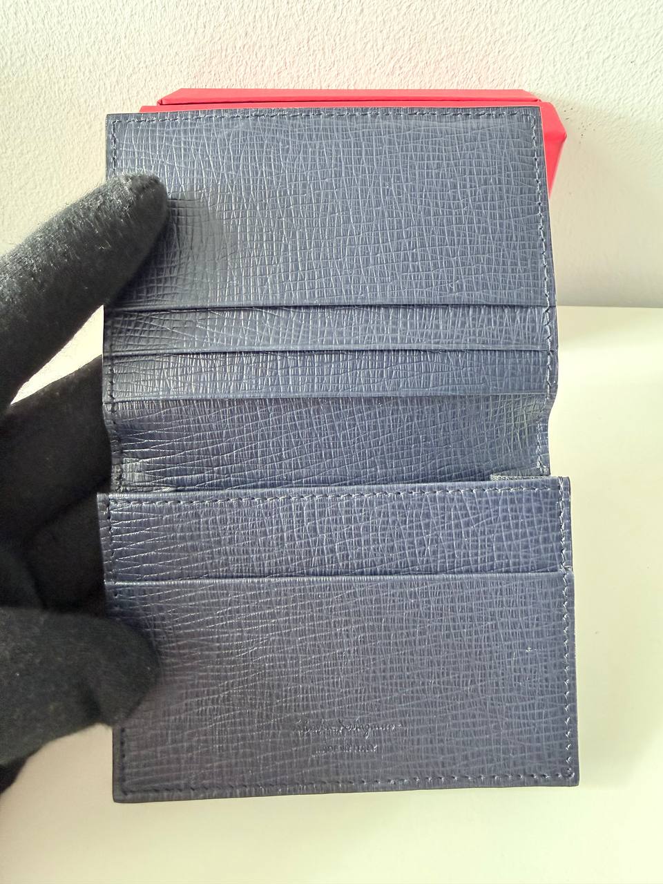 Pre-Owned Textured Leather Card Holder Wallet – Grey Compact Designer Wallet