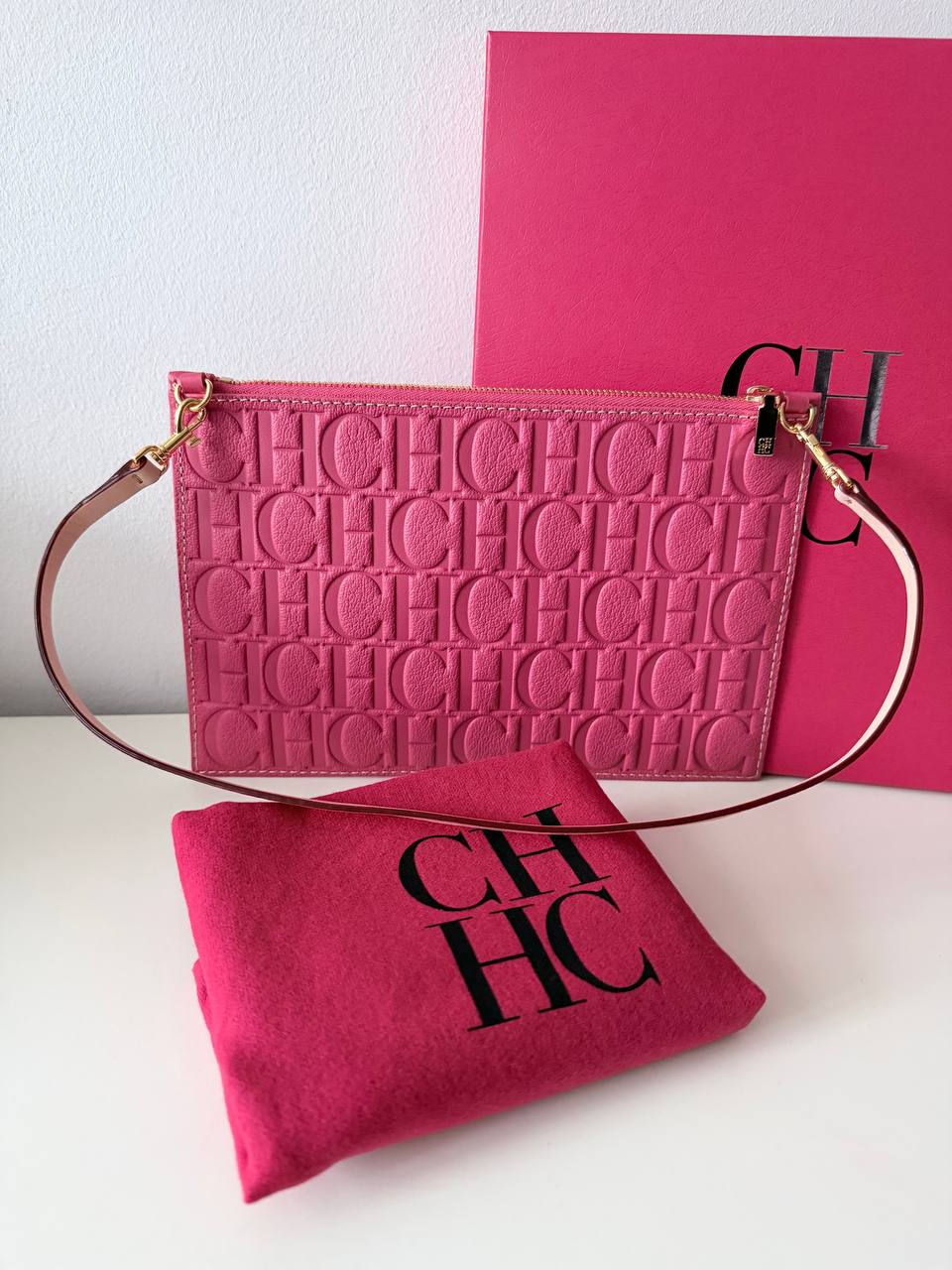 Cartera Clutch Rosa Grabado CH Pre-Loved con Correa y Candado Metálico