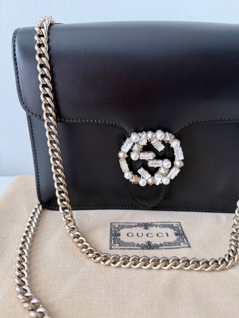 Bolso Interlocking G en Piel Negra con Broche de Cristales y Perlas - Edición de Lujo