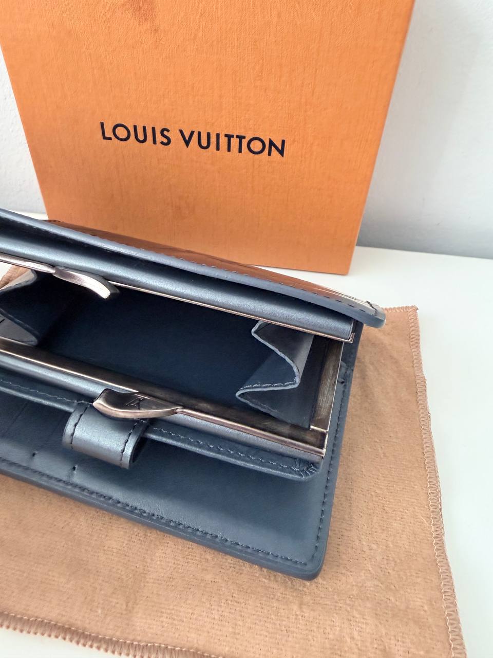 Cartera French Wallet en Piel Monogram Vernis Negro Mate