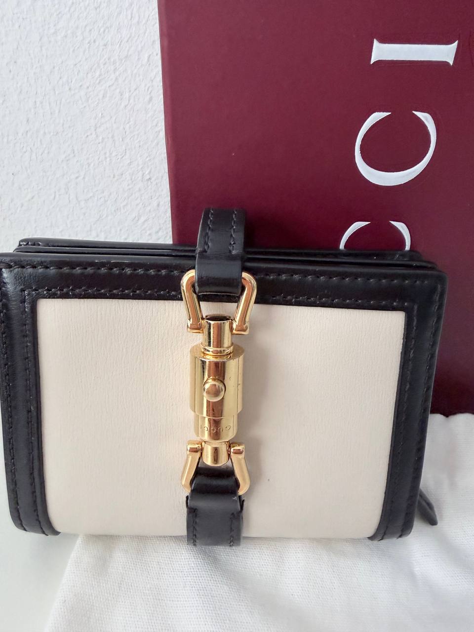 Billetera Jackie 1961 Tarjetero con Estuche en Piel Bicolor Blanco y Negro