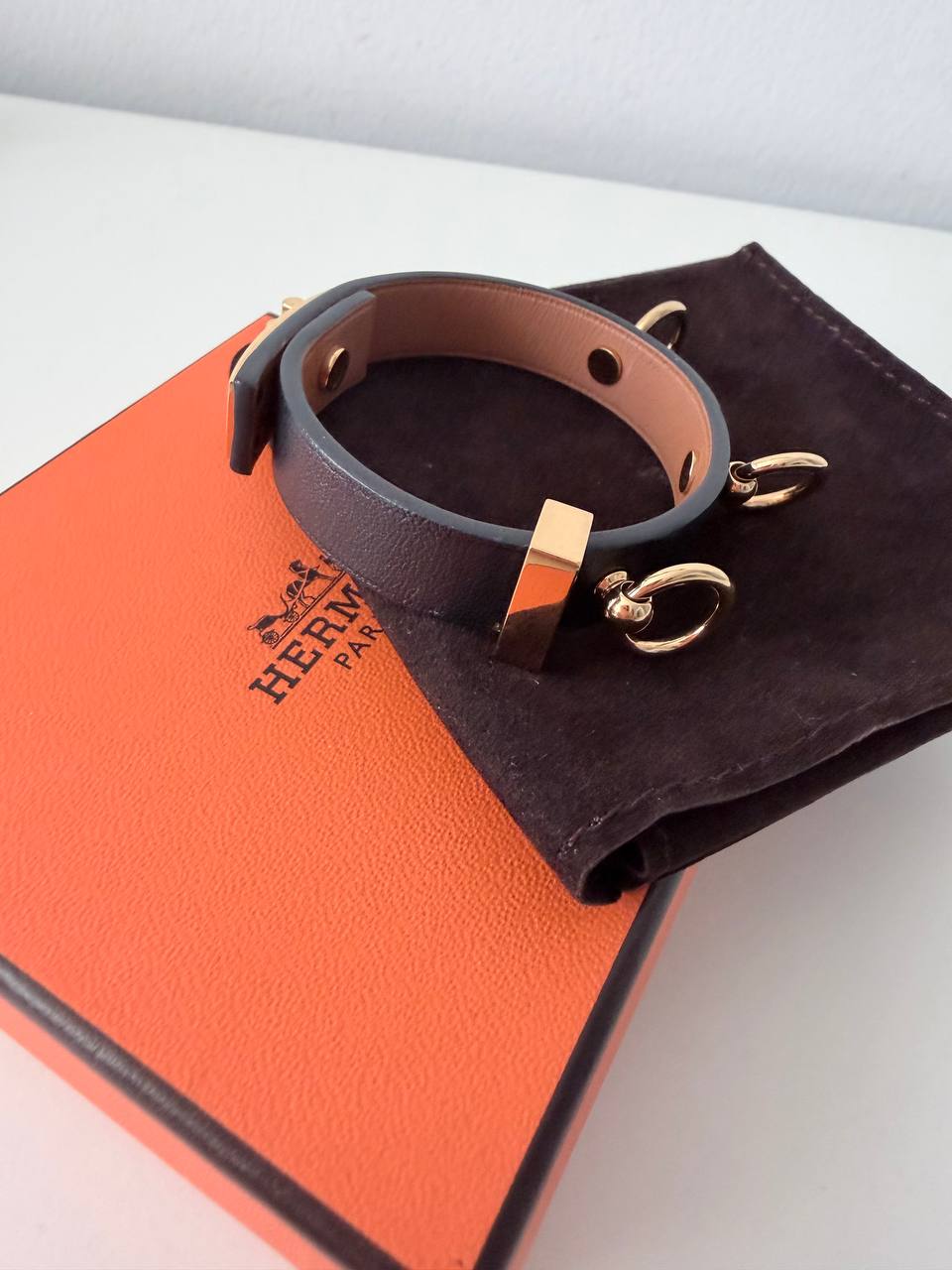 Pulsera Kelly Dog en Piel de Ternera Swift Negro con Herrajes Dorados