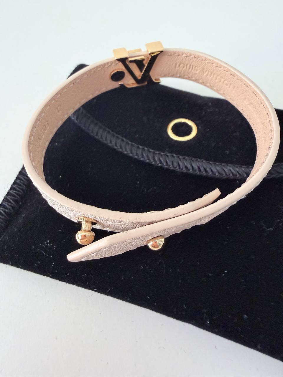 Pulsera Say Yes en Piel de Becerro Beige con Herrajes Dorados