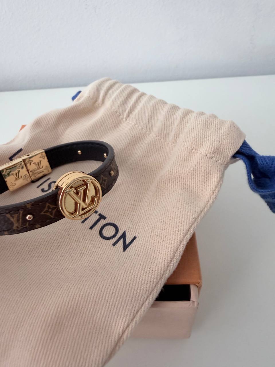 Pulsera Louis Vuitton Confidential en Lona Monogram y Piel Negra con Tachuelas