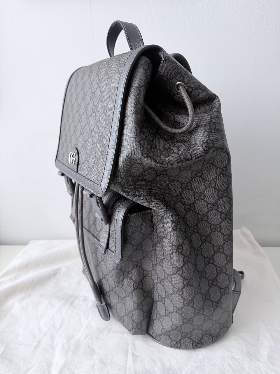 Mochila Ophidia GG Medium en Lona Suprema Gris