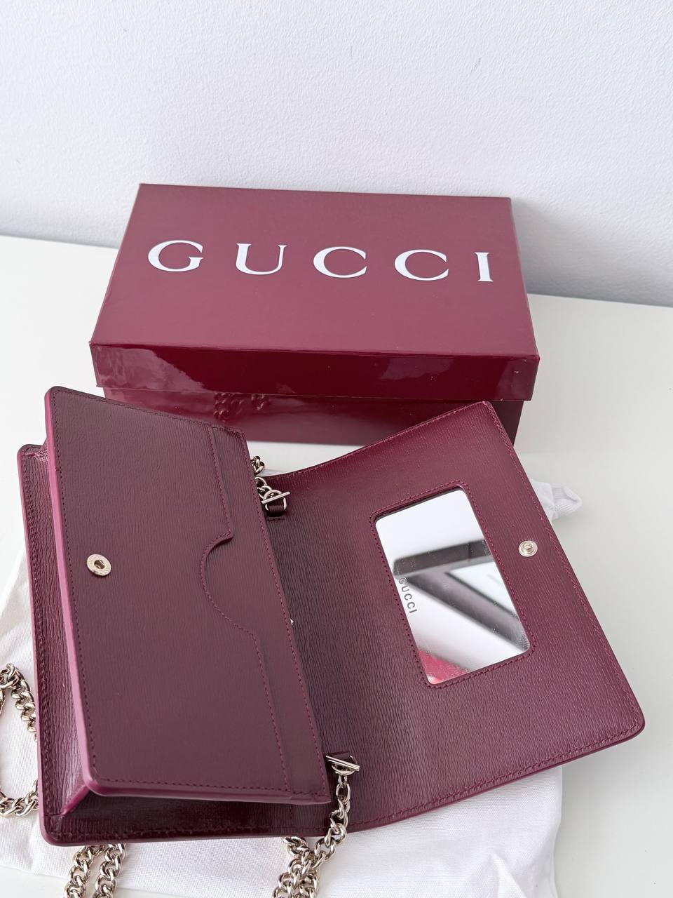 Cartera con Cadena Gucci en Piel Texturizada Color Guinda - Burdeos