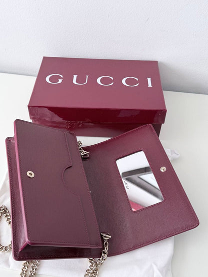 Cartera con Cadena Gucci en Piel Texturizada Color Guinda - Burdeos