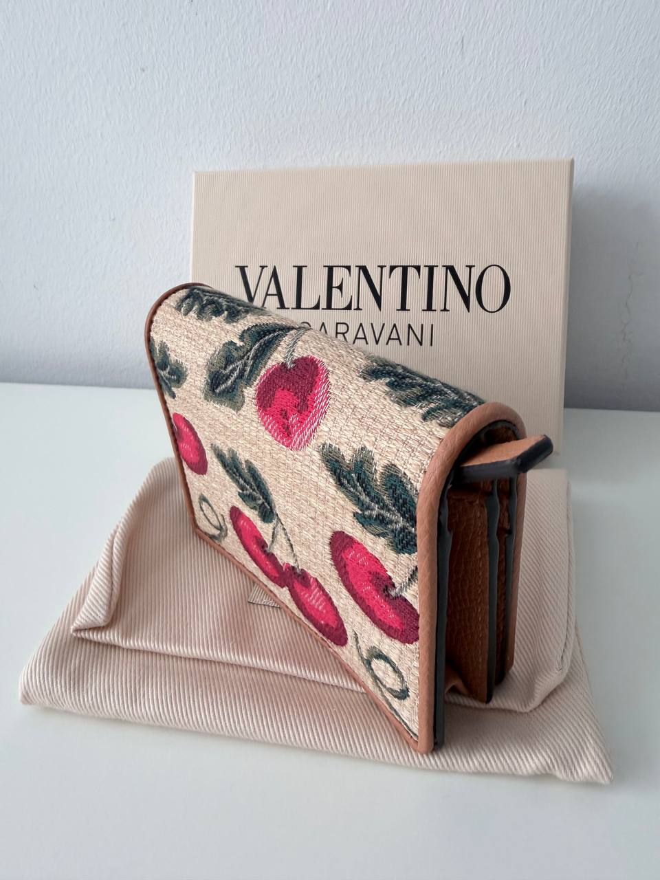 Billetera Compacta Valentino Garavani VLogo en Rafia con Bordado de Cerezas