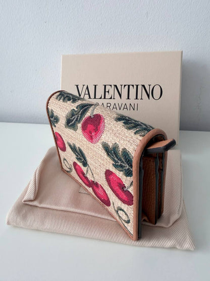 Billetera Compacta Valentino Garavani VLogo en Rafia con Bordado de Cerezas