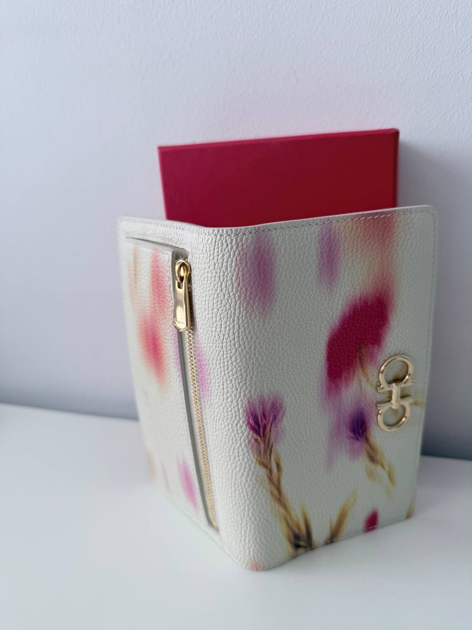 Cartera Continental Ferragamo Gancini en Piel con Estampado Floral