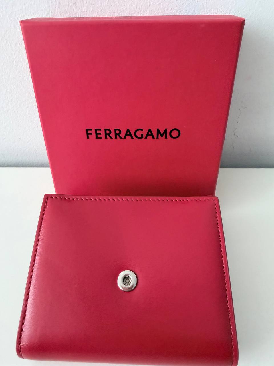 Billetera Compacta Ferragamo con Broche Metálico Acanalado en Piel Roja