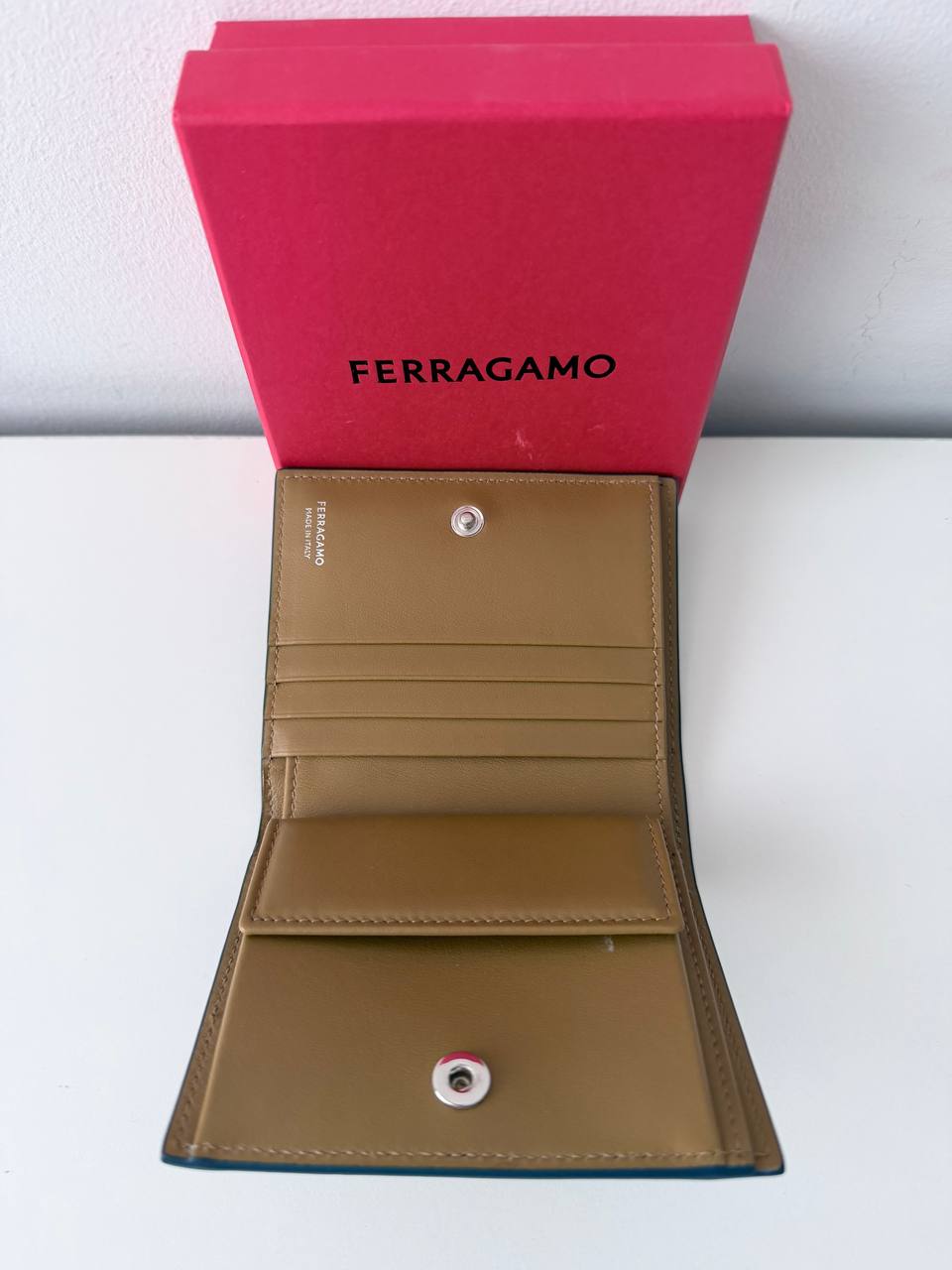 Billetera Compacta Plegable Ferragamo en Piel Azul Petróleo