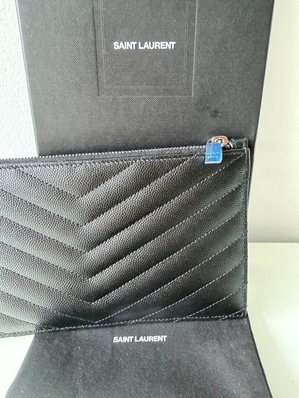 Cartera de Mano con Cremallera Saint Laurent Cassandre en Piel Negra