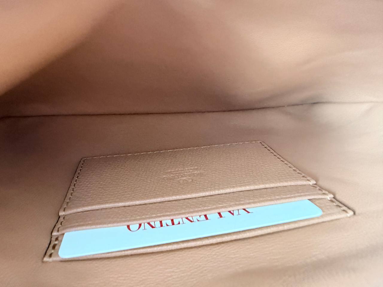 Cartera de Mano VLogo en Rafia con Bordado de Cerezas