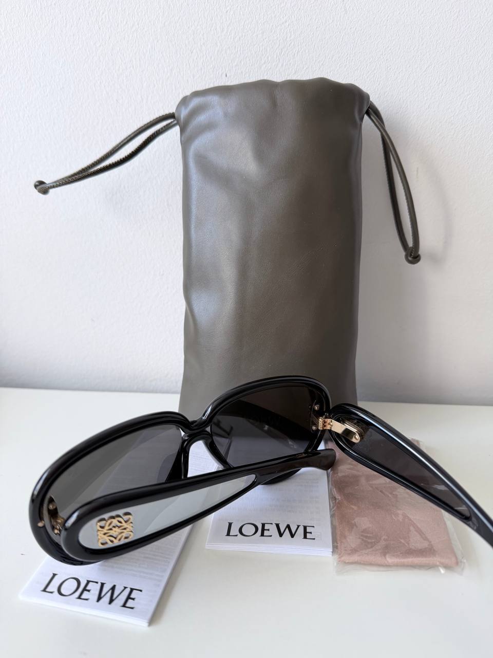 Gafas de Sol LOEWE Oversized en Color Negro con Lentes Espejadas y Detalles Dorados