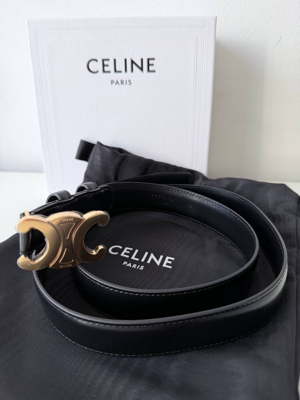 Cinturón CELINE Triomphe en Cuero Negro con Hebilla Dorada Grande