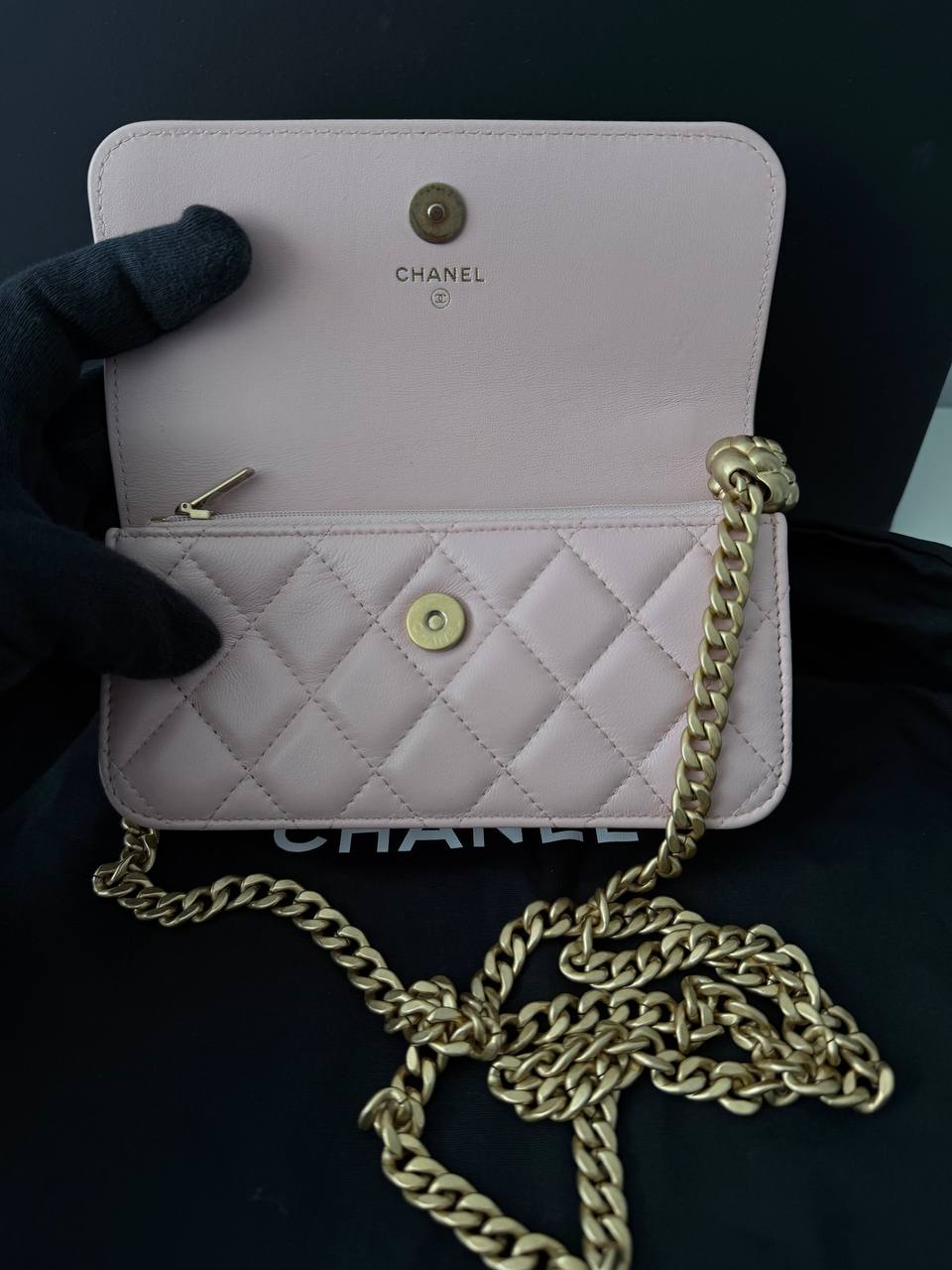 Bolso Chanel Wallet on Chain (WOC) Camellia Charm en Piel Lambskin Rosa Claro