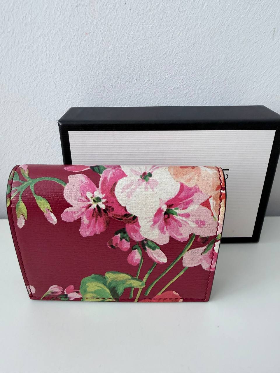 Cartera Compacta Flora en Piel Texturizada Burdeos