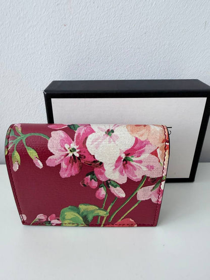 Cartera Compacta Flora en Piel Texturizada Burdeos