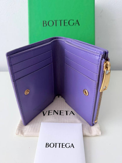 Cartera pequeña Intrecciato en Piel Morada