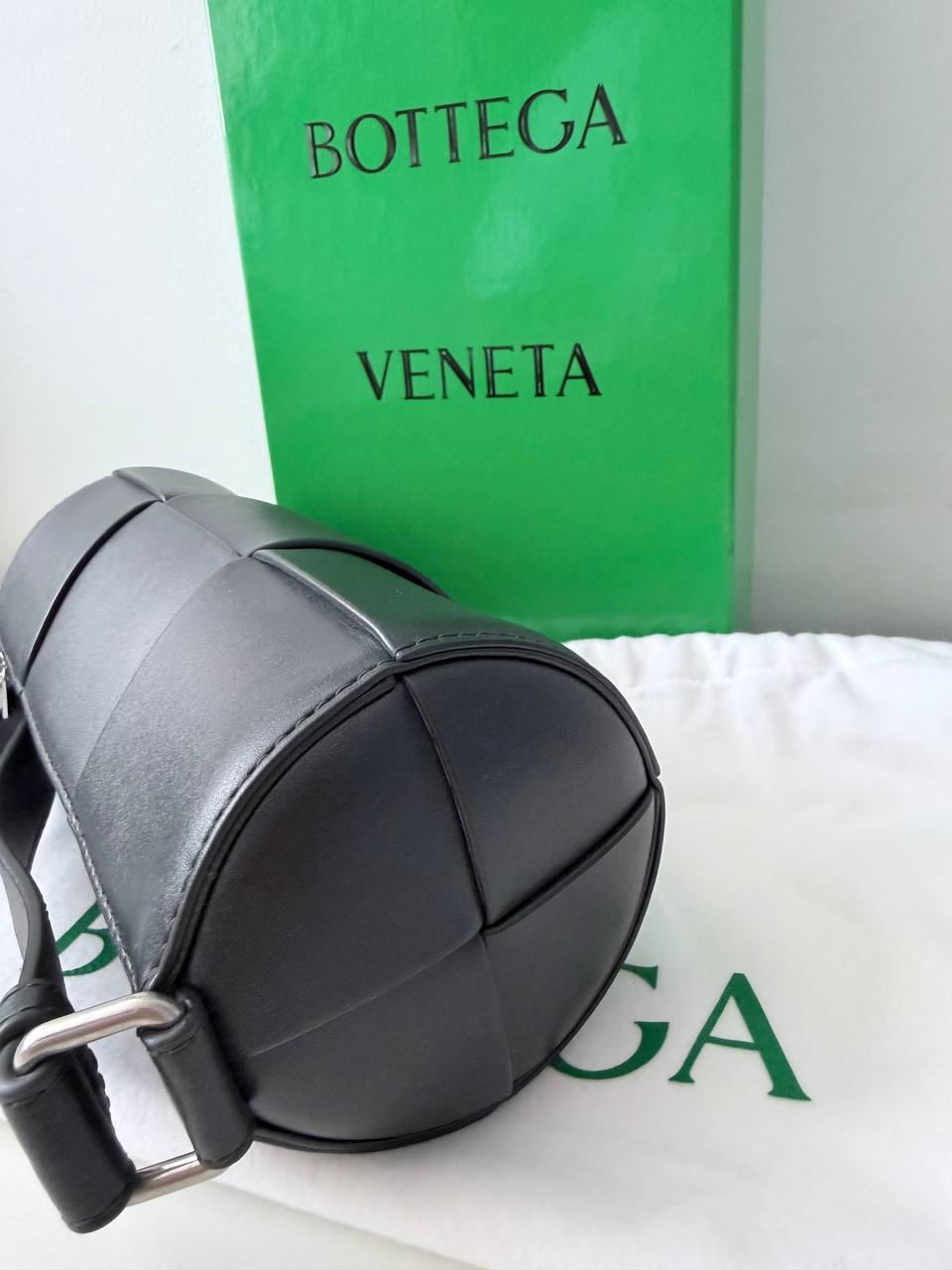 Bolso Cilíndrico Bottega Veneta Cassette en Piel Negra