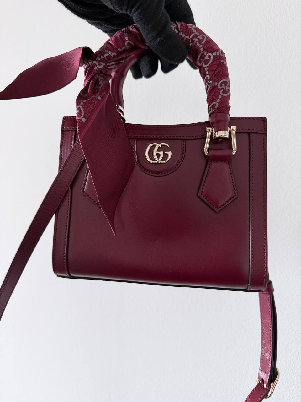 Bolso de mano Gucci Marmont mini en cuero burdeos con asa envuelta en pañuelo