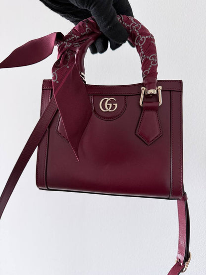 Bolso de mano Gucci Marmont mini en cuero burdeos con asa envuelta en pañuelo