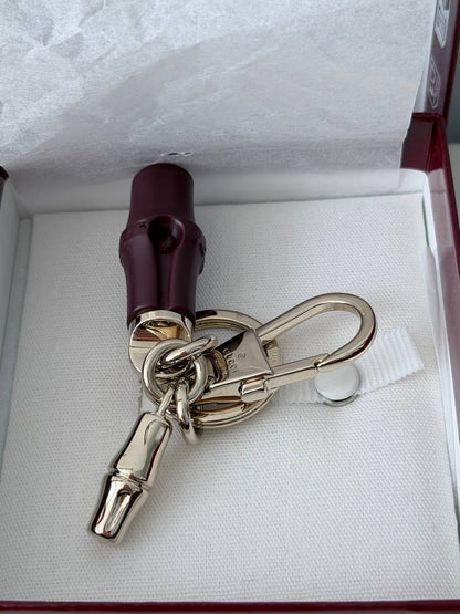 Llavero - Charm de Bolso Gucci Bamboo en Piel Burdeos y Metal Plateado