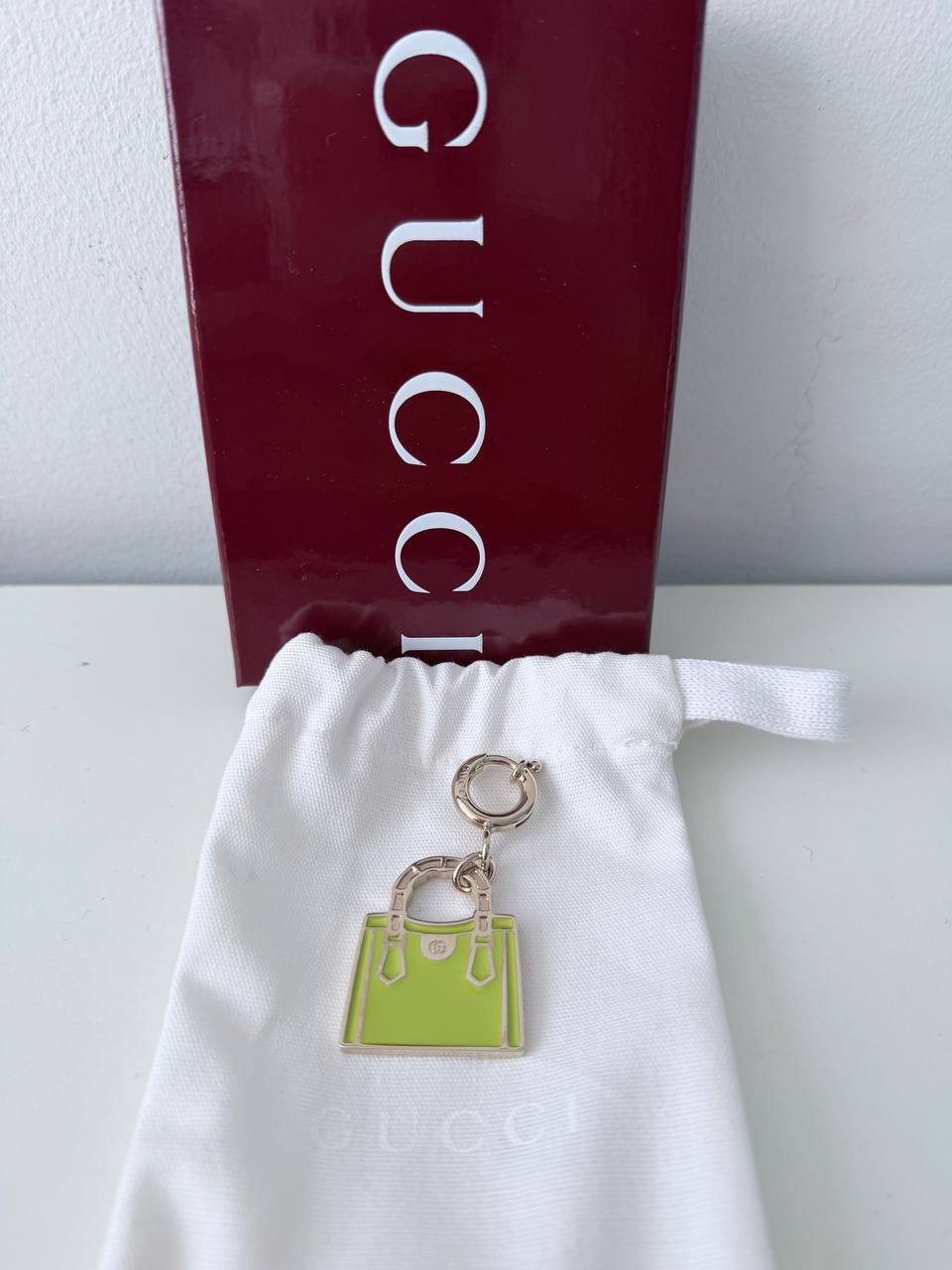 Llavero - Charm de Bolso Gucci con Silueta de Bolso Bamboo en Metal y Esmalte Verde Lima