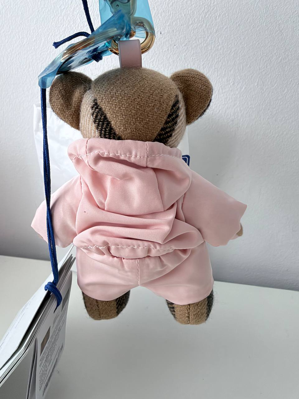 Llavero Charm de Bolso Burberry Thomas Bear en Lana Cuadros Vintage con Sudadera Rosa