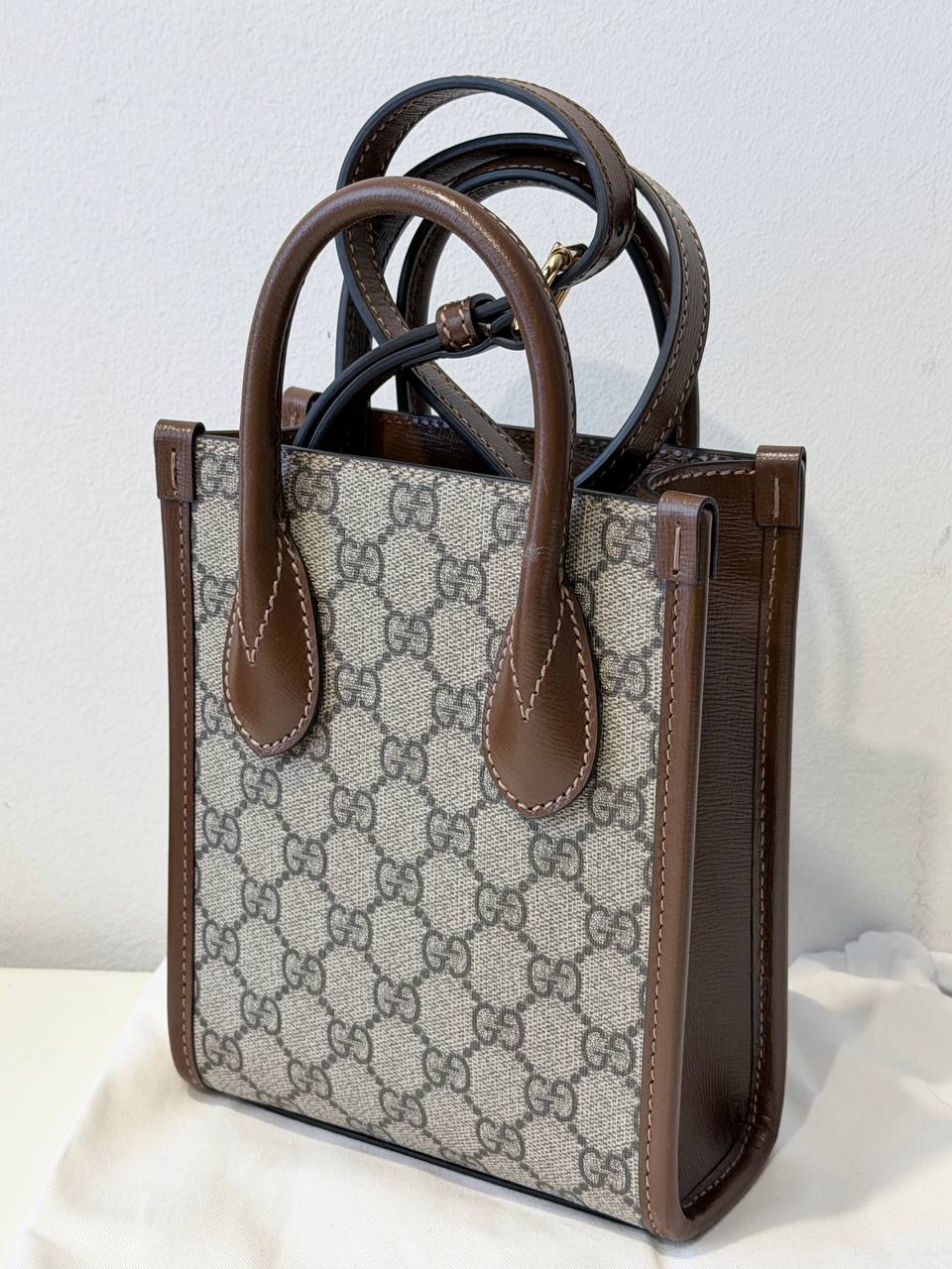 Mini Bolso Tote Gucci Interlocking G en Lona GG Supreme y Piel Marrón